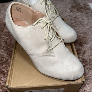 Journee Collection Woman’s Beige Booties Size 7